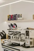 프로페셔널 에스프레소 머신이 돋보이는 화이트톤 바리스타존